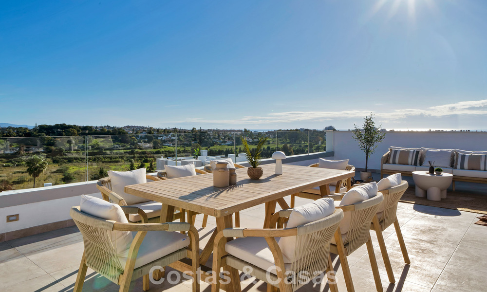 Ático de reciente construcción con amplio solárium en venta en complejo cerrado en Benahavis - Marbella 775476