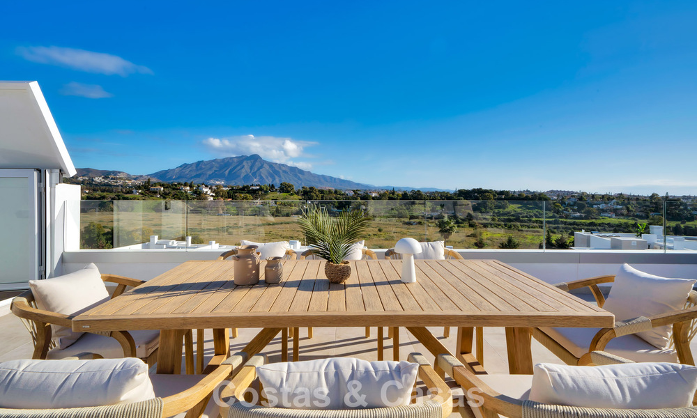 Ático de reciente construcción con amplio solárium en venta en complejo cerrado en Benahavis - Marbella 775477