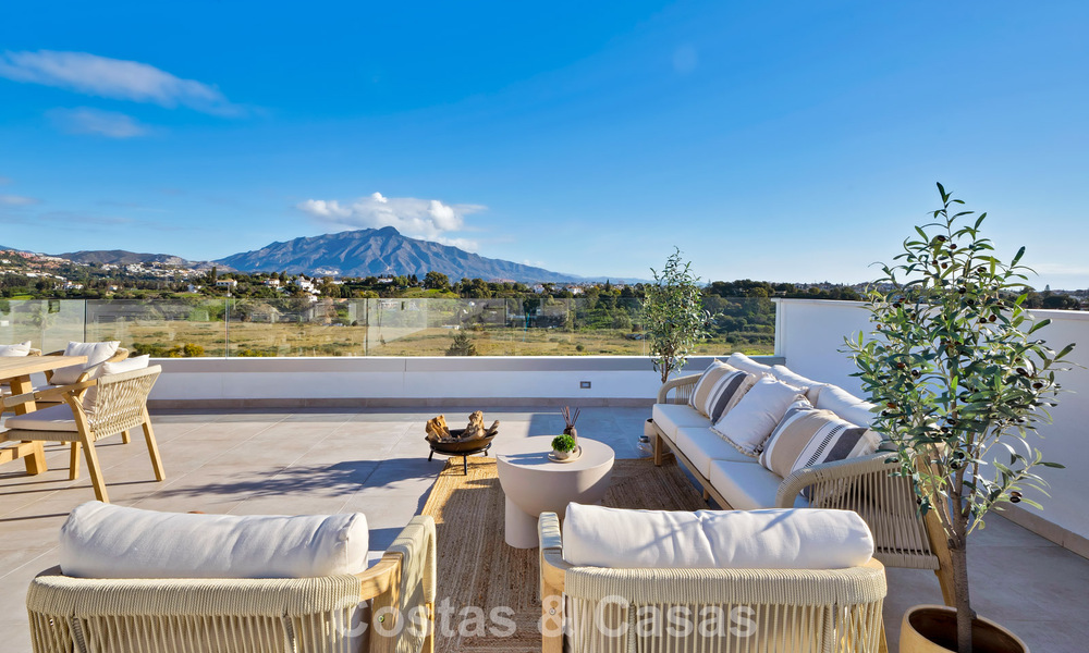Ático de reciente construcción con amplio solárium en venta en complejo cerrado en Benahavis - Marbella 775478