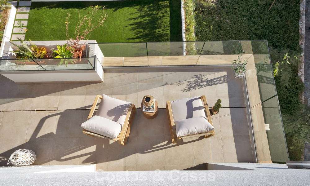 Ático de reciente construcción con amplio solárium en venta en complejo cerrado en Benahavis - Marbella 775480