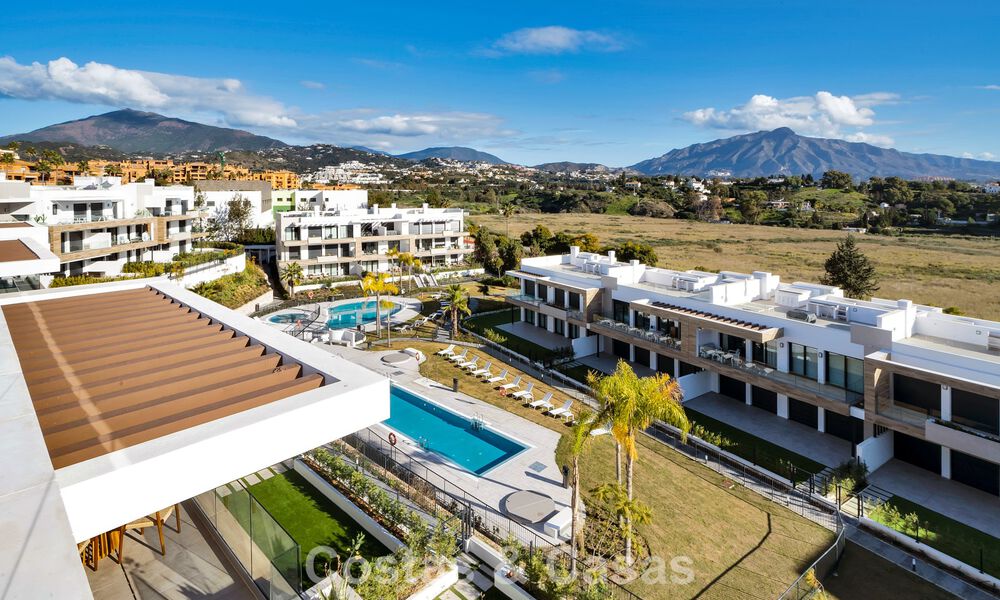 Ático de reciente construcción con amplio solárium en venta en complejo cerrado en Benahavis - Marbella 775481