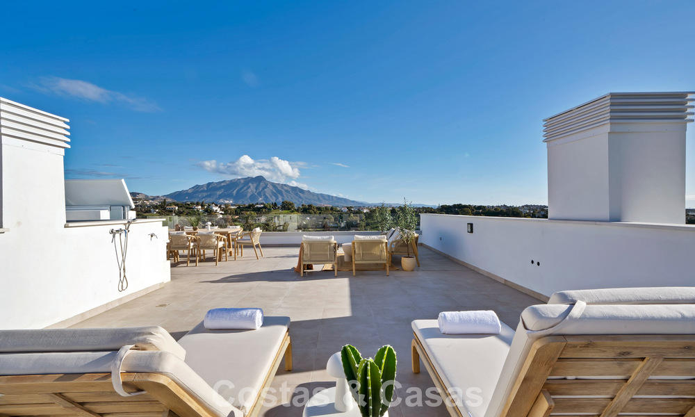 Ático de reciente construcción con amplio solárium en venta en complejo cerrado en Benahavis - Marbella 775482