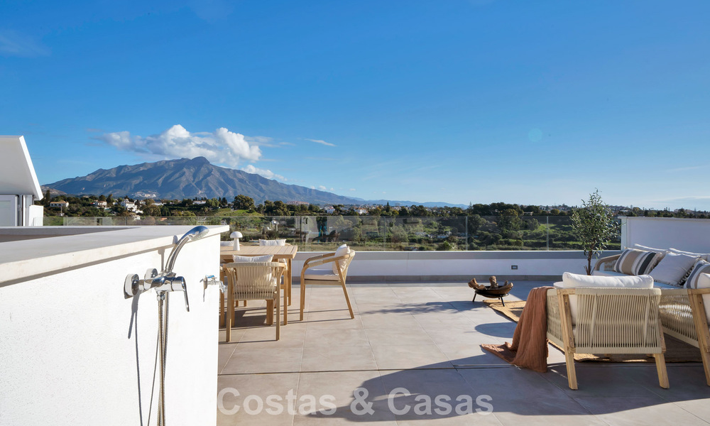 Ático de reciente construcción con amplio solárium en venta en complejo cerrado en Benahavis - Marbella 775483