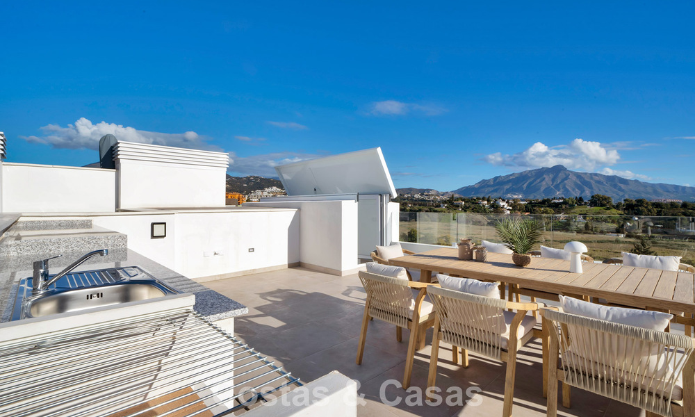 Ático de reciente construcción con amplio solárium en venta en complejo cerrado en Benahavis - Marbella 775484