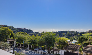Amplia casa con impresionantes vistas al golf y al mar en venta, en una exclusiva urbanización de golf en Benahavis - Marbella 775194 