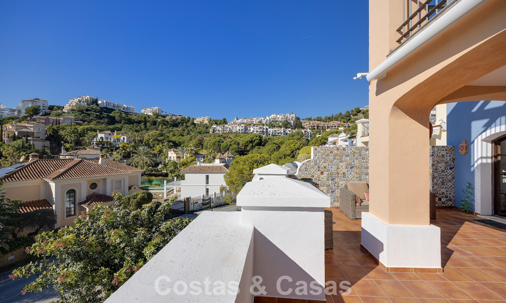 Amplia casa con impresionantes vistas al golf y al mar en venta, en una exclusiva urbanización de golf en Benahavis - Marbella 775195