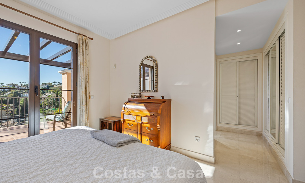 Amplia casa con impresionantes vistas al golf y al mar en venta, en una exclusiva urbanización de golf en Benahavis - Marbella 775196