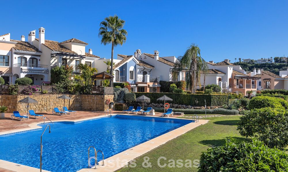 Amplia casa con impresionantes vistas al golf y al mar en venta, en una exclusiva urbanización de golf en Benahavis - Marbella 775199