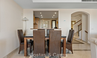 Amplia casa con impresionantes vistas al golf y al mar en venta, en una exclusiva urbanización de golf en Benahavis - Marbella 775200 
