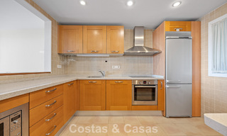 Amplia casa con impresionantes vistas al golf y al mar en venta, en una exclusiva urbanización de golf en Benahavis - Marbella 775201 
