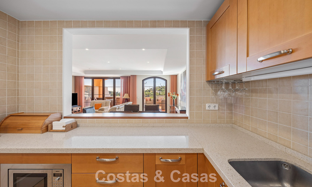 Amplia casa con impresionantes vistas al golf y al mar en venta, en una exclusiva urbanización de golf en Benahavis - Marbella 775202