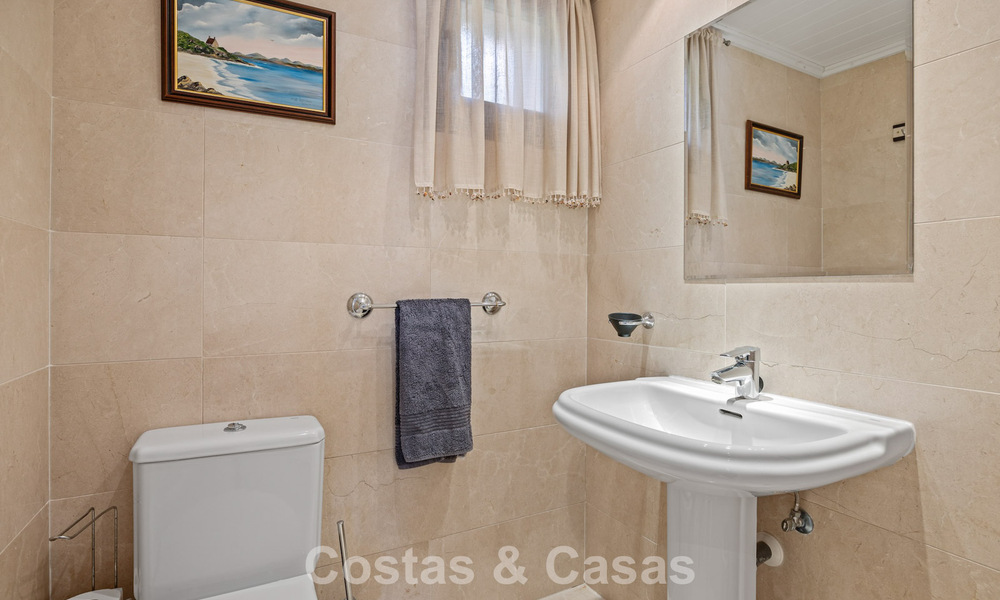 Amplia casa con impresionantes vistas al golf y al mar en venta, en una exclusiva urbanización de golf en Benahavis - Marbella 775203