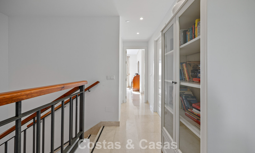 Amplia casa con impresionantes vistas al golf y al mar en venta, en una exclusiva urbanización de golf en Benahavis - Marbella 775204