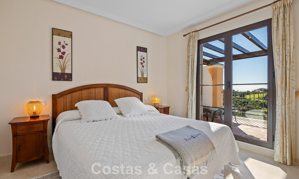 Amplia casa con impresionantes vistas al golf y al mar en venta, en una exclusiva urbanización de golf en Benahavis - Marbella 775205