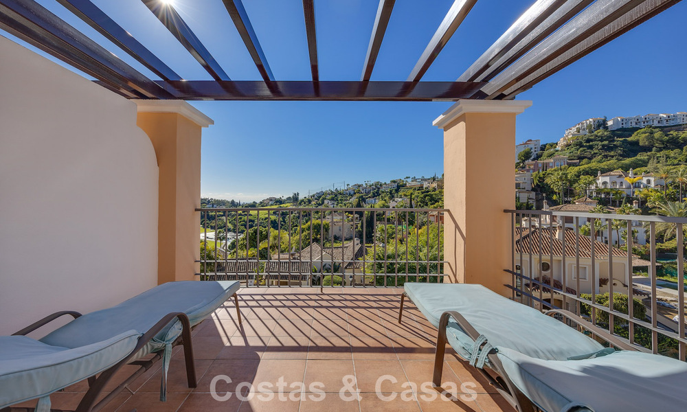 Amplia casa con impresionantes vistas al golf y al mar en venta, en una exclusiva urbanización de golf en Benahavis - Marbella 775206