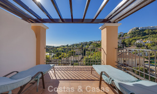 Amplia casa con impresionantes vistas al golf y al mar en venta, en una exclusiva urbanización de golf en Benahavis - Marbella 775206 