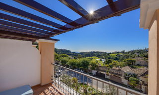 Amplia casa con impresionantes vistas al golf y al mar en venta, en una exclusiva urbanización de golf en Benahavis - Marbella 775207 
