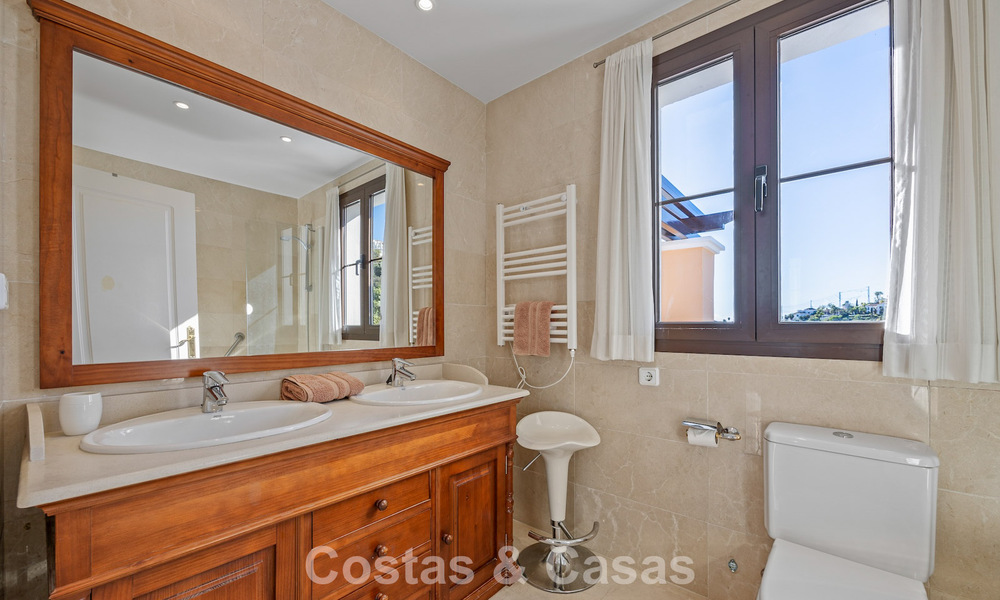 Amplia casa con impresionantes vistas al golf y al mar en venta, en una exclusiva urbanización de golf en Benahavis - Marbella 775208