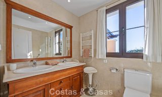 Amplia casa con impresionantes vistas al golf y al mar en venta, en una exclusiva urbanización de golf en Benahavis - Marbella 775208 