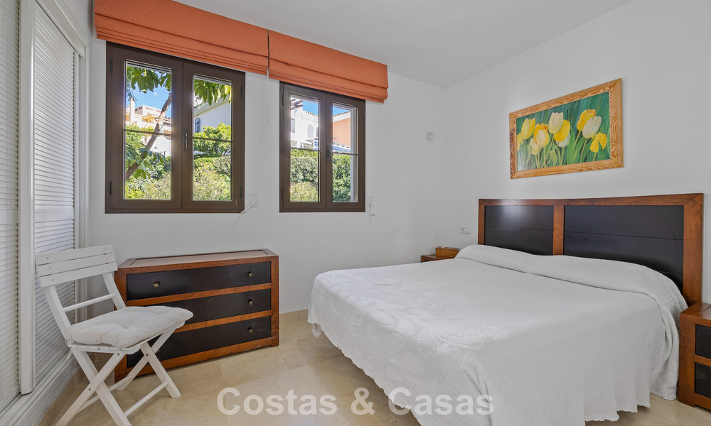 Amplia casa con impresionantes vistas al golf y al mar en venta, en una exclusiva urbanización de golf en Benahavis - Marbella 775210
