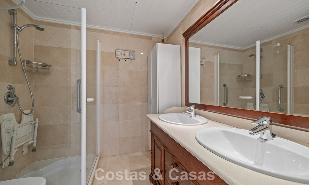 Amplia casa con impresionantes vistas al golf y al mar en venta, en una exclusiva urbanización de golf en Benahavis - Marbella 775211