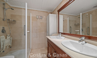 Amplia casa con impresionantes vistas al golf y al mar en venta, en una exclusiva urbanización de golf en Benahavis - Marbella 775211 