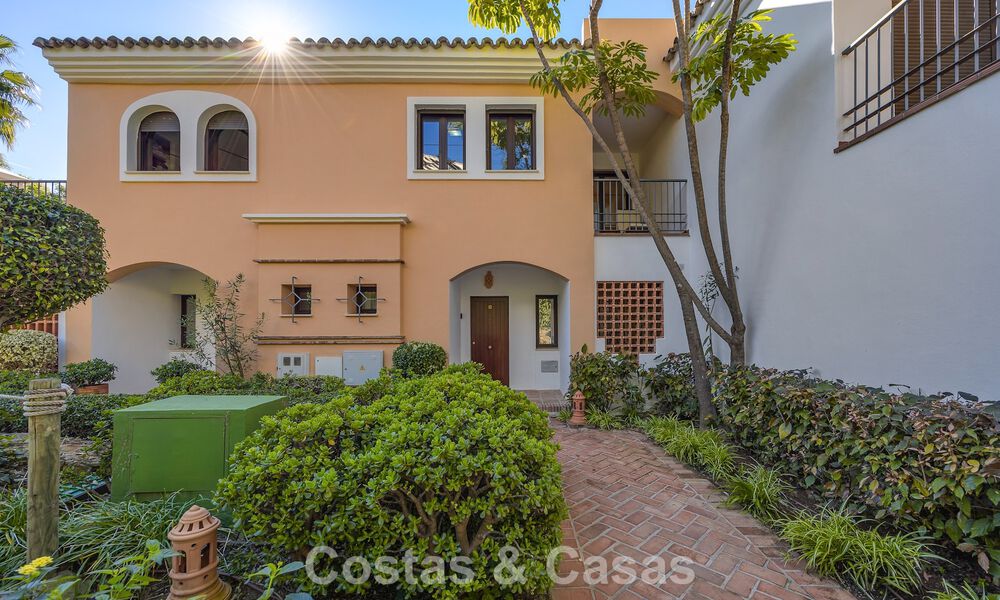 Amplia casa con impresionantes vistas al golf y al mar en venta, en una exclusiva urbanización de golf en Benahavis - Marbella 775214