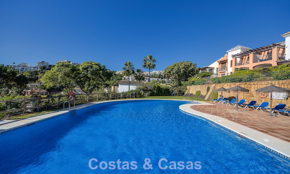 Amplia casa con impresionantes vistas al golf y al mar en venta, en una exclusiva urbanización de golf en Benahavis - Marbella 775215