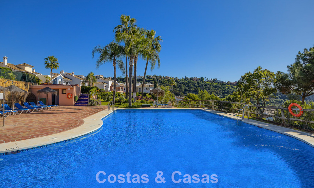 Amplia casa con impresionantes vistas al golf y al mar en venta, en una exclusiva urbanización de golf en Benahavis - Marbella 775216