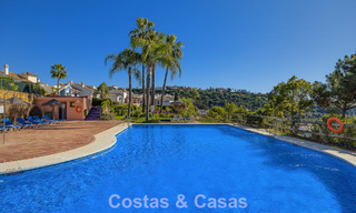 Amplia casa con impresionantes vistas al golf y al mar en venta, en una exclusiva urbanización de golf en Benahavis - Marbella 775216 