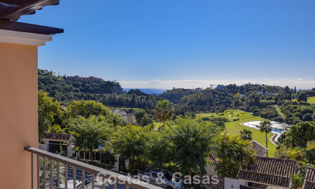 Amplia casa con impresionantes vistas al golf y al mar en venta, en una exclusiva urbanización de golf en Benahavis - Marbella 775217