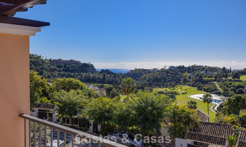 Amplia casa con impresionantes vistas al golf y al mar en venta, en una exclusiva urbanización de golf en Benahavis - Marbella 775217
