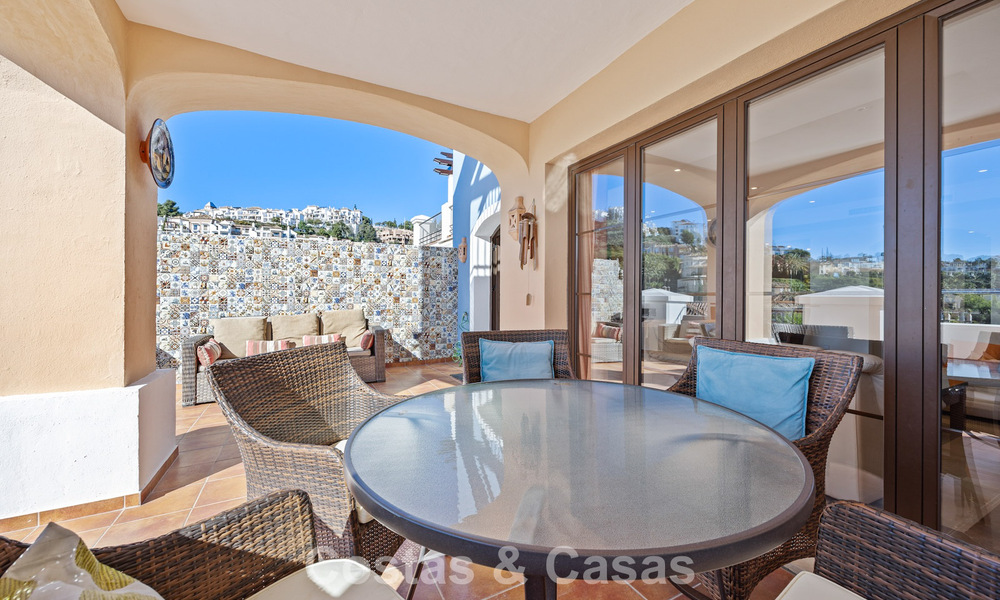 Amplia casa con impresionantes vistas al golf y al mar en venta, en una exclusiva urbanización de golf en Benahavis - Marbella 775218