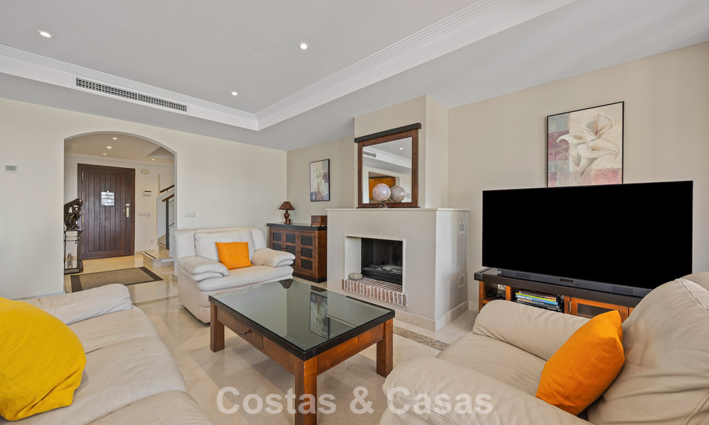 Amplia casa con impresionantes vistas al golf y al mar en venta, en una exclusiva urbanización de golf en Benahavis - Marbella 775220