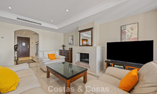 Amplia casa con impresionantes vistas al golf y al mar en venta, en una exclusiva urbanización de golf en Benahavis - Marbella 775220 