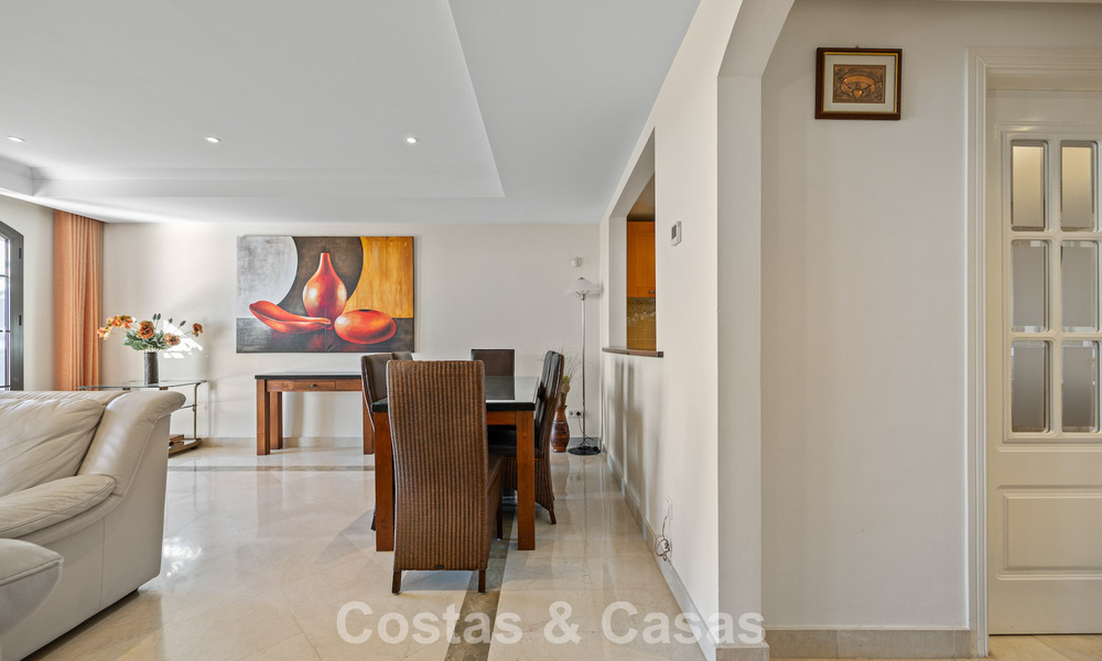 Amplia casa con impresionantes vistas al golf y al mar en venta, en una exclusiva urbanización de golf en Benahavis - Marbella 775221