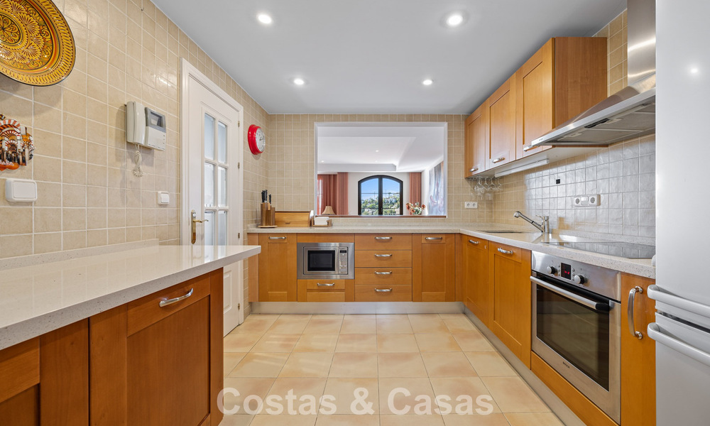 Amplia casa con impresionantes vistas al golf y al mar en venta, en una exclusiva urbanización de golf en Benahavis - Marbella 775222
