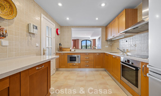 Amplia casa con impresionantes vistas al golf y al mar en venta, en una exclusiva urbanización de golf en Benahavis - Marbella 775222 