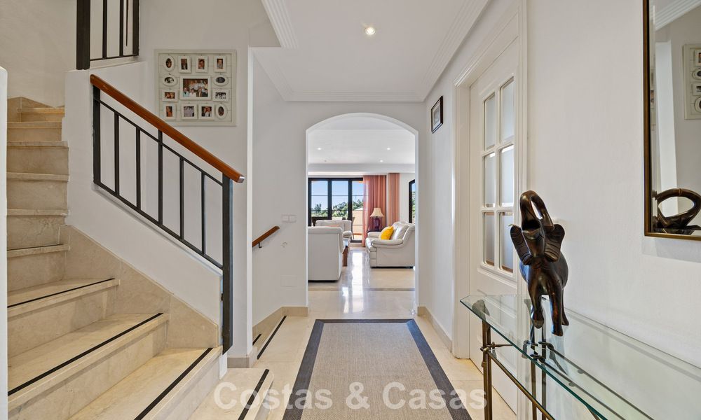 Amplia casa con impresionantes vistas al golf y al mar en venta, en una exclusiva urbanización de golf en Benahavis - Marbella 775225