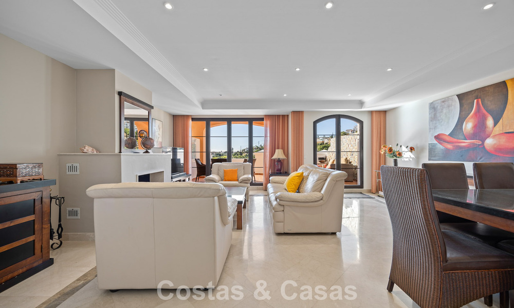 Amplia casa con impresionantes vistas al golf y al mar en venta, en una exclusiva urbanización de golf en Benahavis - Marbella 775226