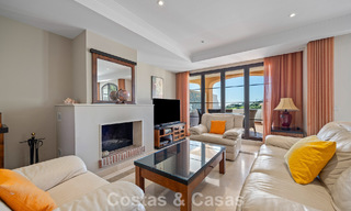 Amplia casa con impresionantes vistas al golf y al mar en venta, en una exclusiva urbanización de golf en Benahavis - Marbella 775227 