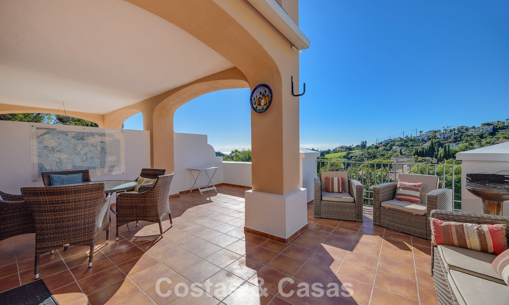 Amplia casa con impresionantes vistas al golf y al mar en venta, en una exclusiva urbanización de golf en Benahavis - Marbella 775228
