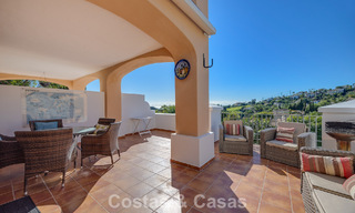 Amplia casa con impresionantes vistas al golf y al mar en venta, en una exclusiva urbanización de golf en Benahavis - Marbella 775228 