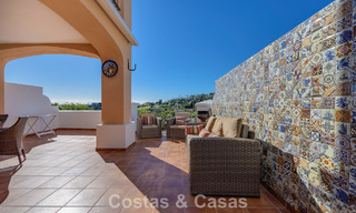 Amplia casa con impresionantes vistas al golf y al mar en venta, en una exclusiva urbanización de golf en Benahavis - Marbella 775229 