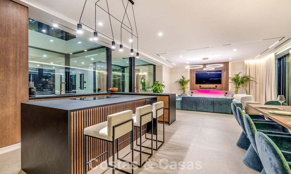 Sofisticada villa de diseño con magníficas vistas al mar en venta en El Madroñal, Benahavis - Marbella 795616