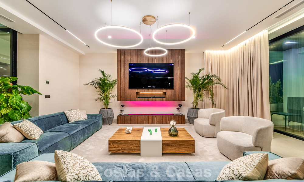 Sofisticada villa de diseño con magníficas vistas al mar en venta en El Madroñal, Benahavis - Marbella 795617