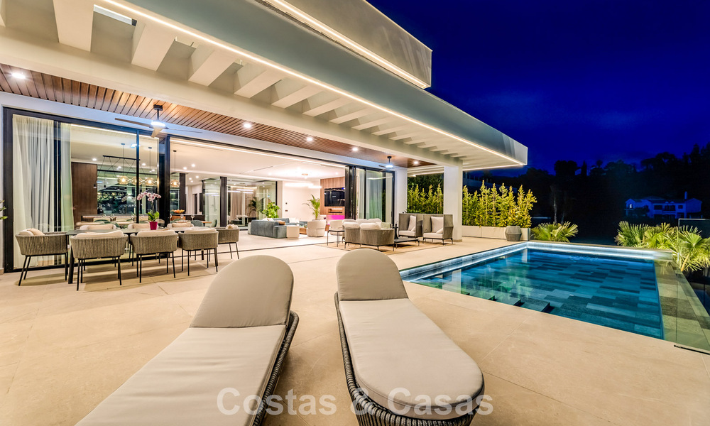 Sofisticada villa de diseño con magníficas vistas al mar en venta en El Madroñal, Benahavis - Marbella 795621