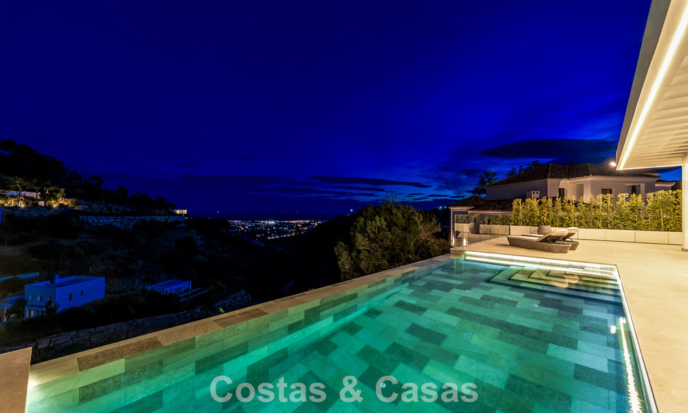 Sofisticada villa de diseño con magníficas vistas al mar en venta en El Madroñal, Benahavis - Marbella 795622