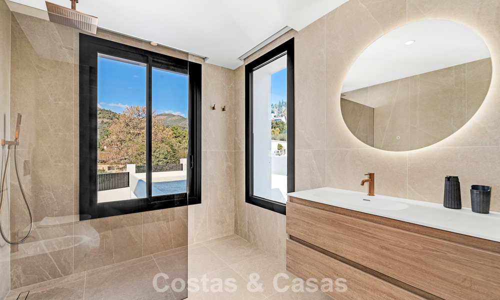 Sofisticada villa de diseño con magníficas vistas al mar en venta en El Madroñal, Benahavis - Marbella 795631