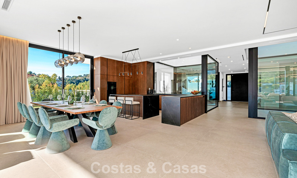 Sofisticada villa de diseño con magníficas vistas al mar en venta en El Madroñal, Benahavis - Marbella 795632